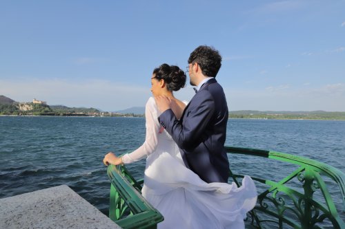 Una romantica passeggiata sul lago con gli sposi